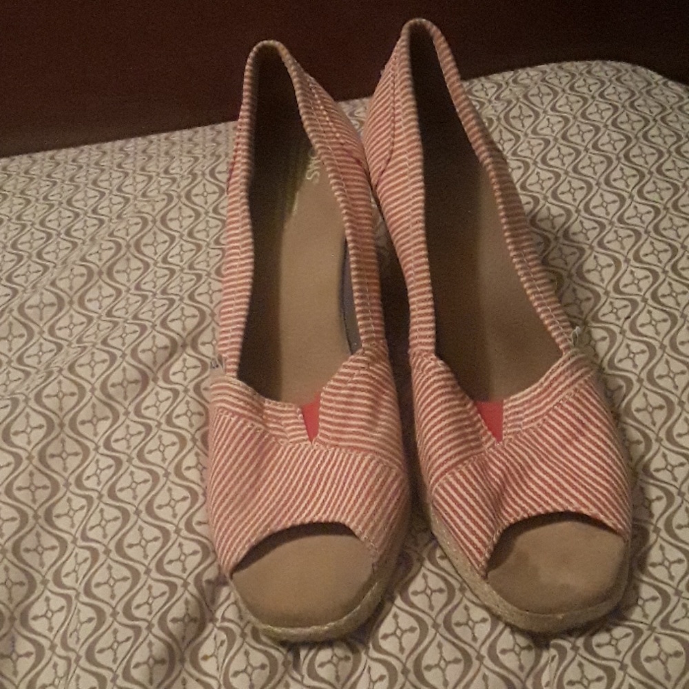 Red and white stripped Tom's wedges